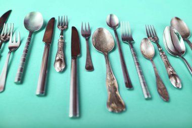 Metin için yer ile parlak renkli arka plan ayarlamak çatal closeup