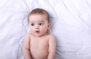 Yatak odasında şirin gezinme bebek portresi