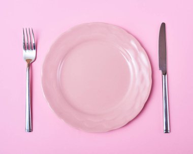 Üstten Görünüm boş yuvarlak plaka çatal ve bıçak. Restoran tablo randevular