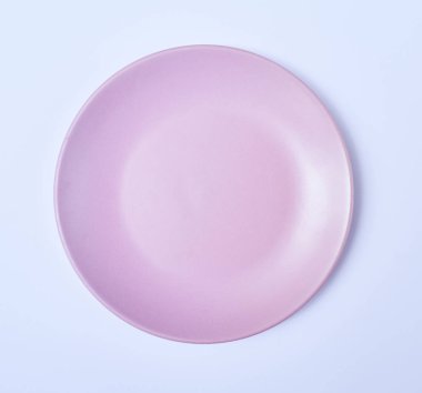 Beyaz arkaplanda izole edilmiş boş seramik yuvarlak tabak