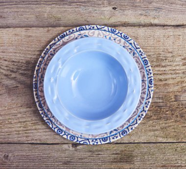 Tablo boş seramik yuvarlak tabağa closeup