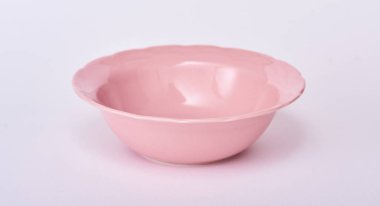 Beyaz arkaplanda izole edilmiş boş seramik yuvarlak tabak