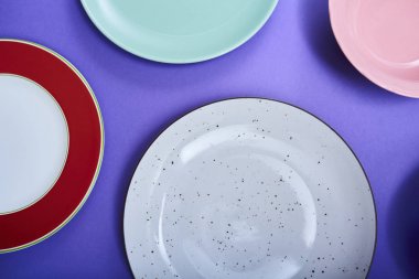 Parlak renkli arka plan üzerinde farklı renkli yemekleri kümesi