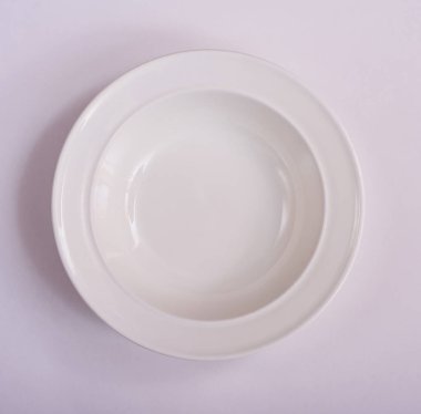 Beyaz arkaplanda izole edilmiş boş seramik yuvarlak tabak