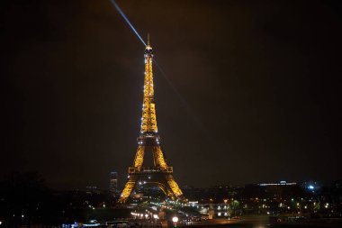 Eyfel Kulesi Tour Eiffel, Paris, Fransa, gece görünümü güzel ışıklı 