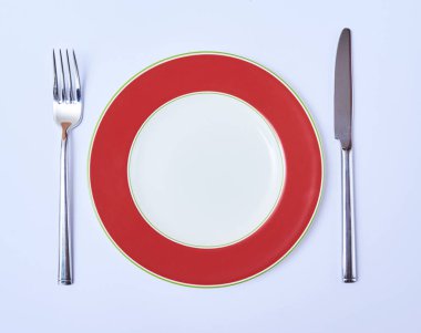 Üstten Görünüm boş yuvarlak plaka çatal ve bıçak. Restoran tablo randevular