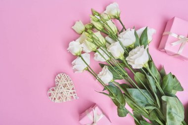 Tebrik kartı beyaz çiçekler