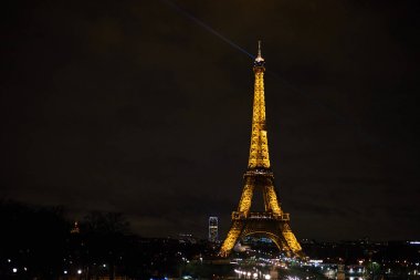 Eyfel Kulesi Tour Eiffel, Paris, Fransa, gece görünümü güzel ışıklı 