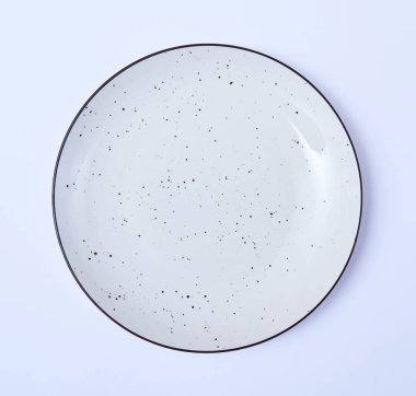 Beyaz arkaplanda izole edilmiş boş seramik yuvarlak tabak