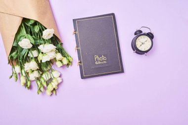 Bahar beyaz eustoma çiçek ve mor arka plan, sizin metin için yer fotoğraf albümü ile tebrik kartı. Üstten Görünüm