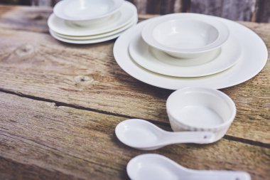 Yeni temiz beyaz Bulaşık sırası ahşap masa seti