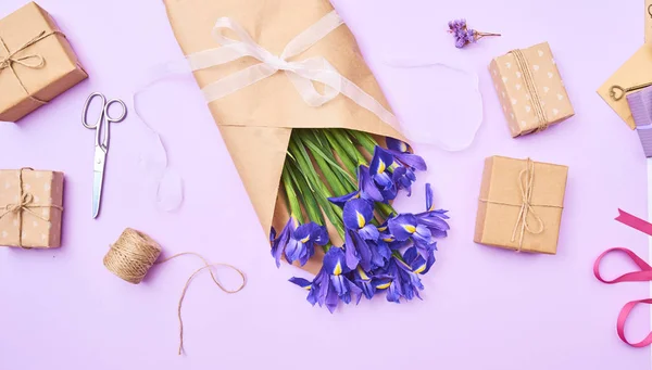 Kartu Ucapan Dengan Bunga Iris Ungu Musim Semi Dan Kotak — Stok Foto