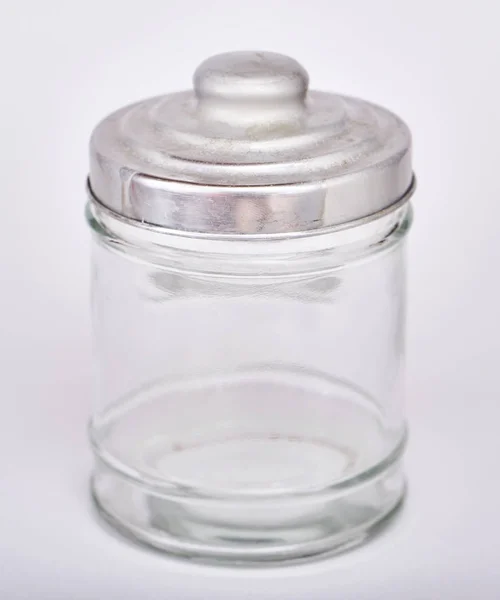白色背景上隔离的玻璃瓶 — 图库照片