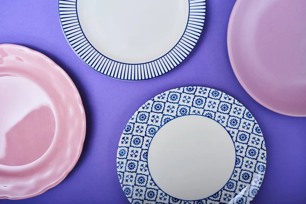 明るい色の背景に異なるカラフルな皿のセット — ストック写真
