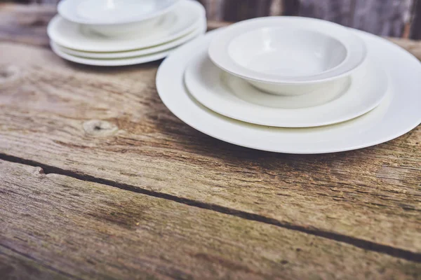 Set Neuer Sauberer Weißer Teller Auf Holztisch — Stockfoto