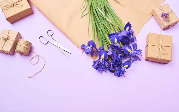 Tarjeta Felicitación Con Flores Iris Púrpura Primavera Pequeña Caja Regalo — Foto de Stock