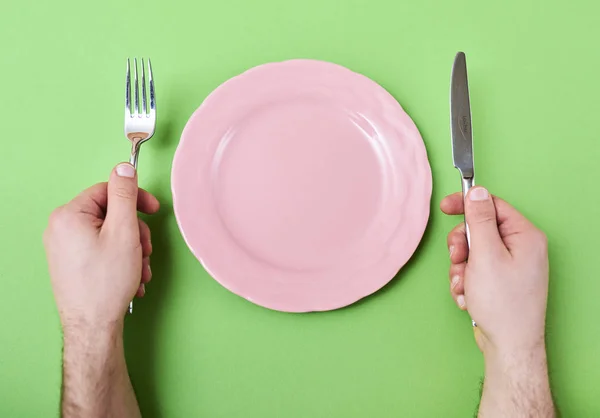 Ovanifrån Manliga Händer Med Bestick Och Tomma Runda Plattan Bord — Stockfoto