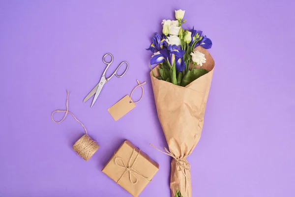 Tarjeta Felicitación Con Ramo Flores Iris Púrpura Primavera Eustoma Sobre — Foto de Stock