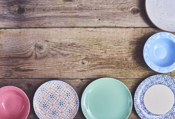 Set Diversi Piatti Colorati Sfondo Bordo Legno — Foto Stock