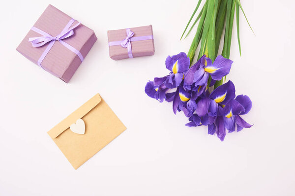Открытки с весенними фиолетовыми цветами радужной оболочки и подарочными коробками на белом фоне
