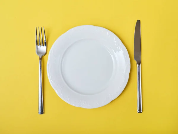 Κάτοψη Του Άδειο Πιάτο Στρογγυλό Πιρούνι Και Μαχαίρι Εστιατόριο Πίνακα — Φωτογραφία Αρχείου