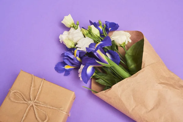 Menyambut Kartu Dengan Karangan Bunga Iris Musim Semi Ungu Dan — Stok Foto