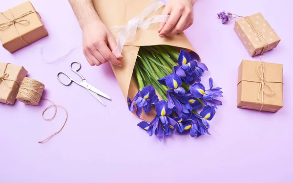Tarjeta Felicitación Con Flores Iris Púrpura Primavera Pequeña Caja Regalo — Foto de Stock