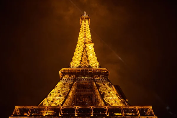 美丽照亮的埃菲尔铁塔夜景 — 图库照片