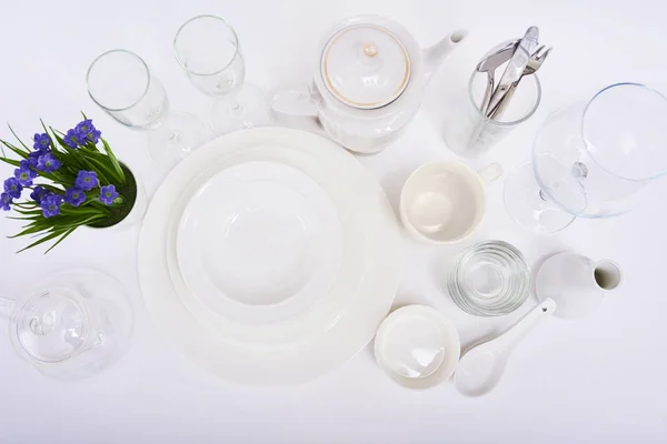 白い背景に分離された新しいきれいな白い皿のセット — ストック写真