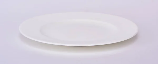 Пустая Керамическая Круглая Пластина Белом Фоне — стоковое фото