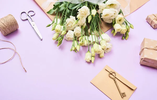 Tarjeta Felicitación Con Flores Eustoma Blanco Primavera Cinta Tijeras Sobre — Foto de Stock