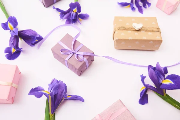 Вітальна Листівка Весняно Фіолетовими Квітами Подарунковими Коробками Білому Тлі — стокове фото