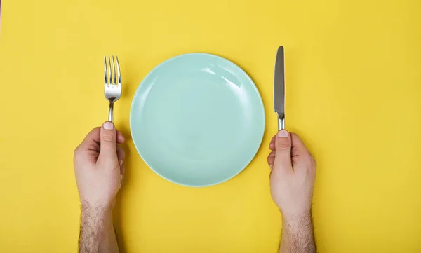 Tampilan Atas Tangan Laki Laki Dengan Cutlery Dan Piring Bulat — Stok Foto