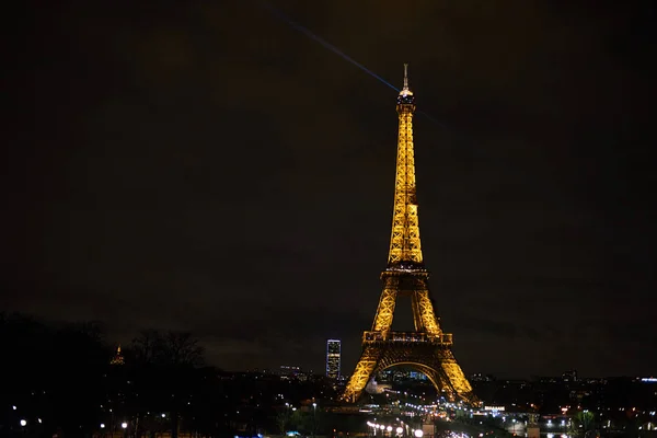 美丽照亮的埃菲尔铁塔夜景 — 图库照片