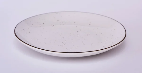 白色背景隔离的空陶瓷圆盘 — 图库照片