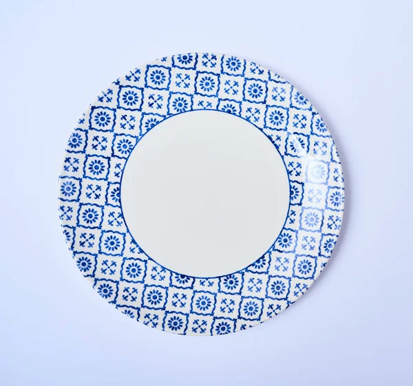 Leere Runde Keramikplatte Isoliert Auf Weißem Hintergrund — Stockfoto