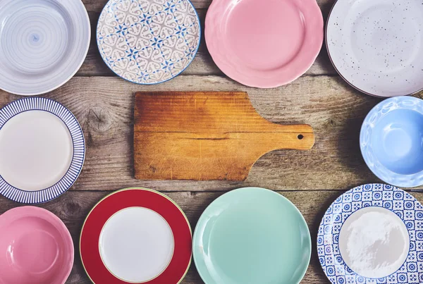 Conjunto Diferentes Platos Colores Sobre Fondo Madera —  Fotos de Stock