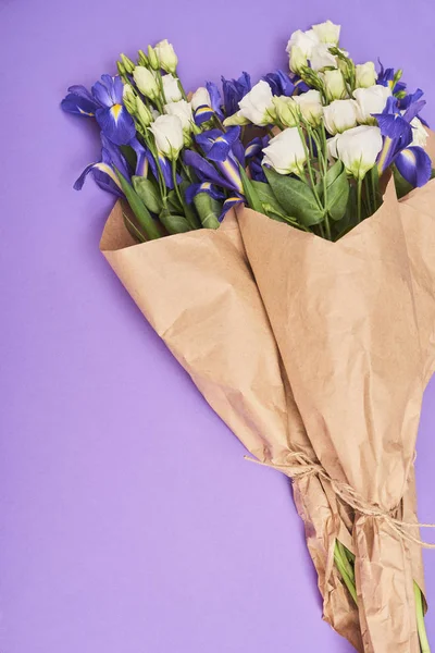 Menyambut Kartu Dengan Karangan Bunga Iris Musim Semi Ungu Dan — Stok Foto