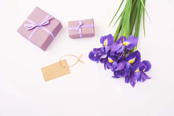 Kartu Ucapan Dengan Bunga Iris Musim Semi Ungu Dan Kotak — Stok Foto