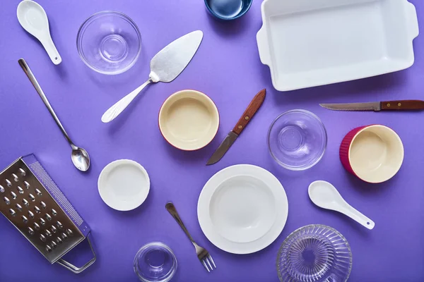 Ustensiles de cuisine sur fond de table de cuisine. Espace de copie pour le texte — Image Ustensiles Cuisine Sur Fond Table Cuisine Espace Copie Pour Texte Images De Stock Libres De Droits