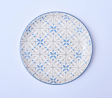 Beyaz arkaplanda izole edilmiş boş seramik yuvarlak tabak