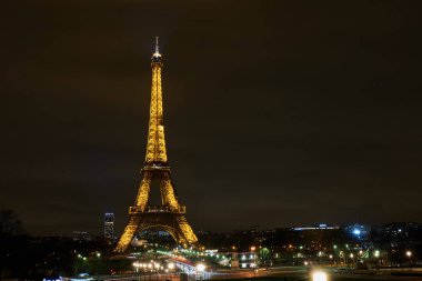 Eyfel Kulesi Tour Eiffel, Paris, Fransa, gece görünümü güzel ışıklı 