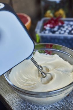 Kek için şanti pürüzsüz hamur ile elektrikli karıştırıcı closeup