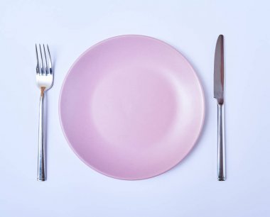 Üstten Görünüm boş yuvarlak plaka çatal ve bıçak. Restoran tablo randevular