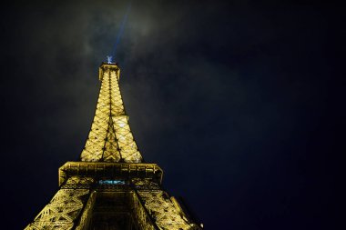 Eyfel Kulesi Tour Eiffel, Paris, Fransa, gece görünümü güzel ışıklı 