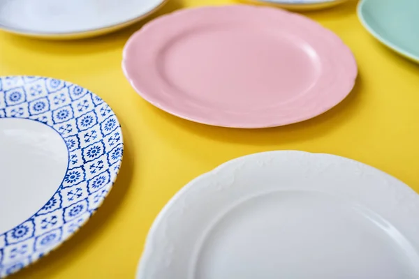 色彩鲜艳的背景下的不同颜色的菜肴集 — 图库照片
