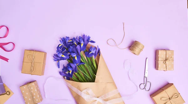 Kartu Ucapan Dengan Bunga Iris Ungu Musim Semi Dan Kotak — Stok Foto