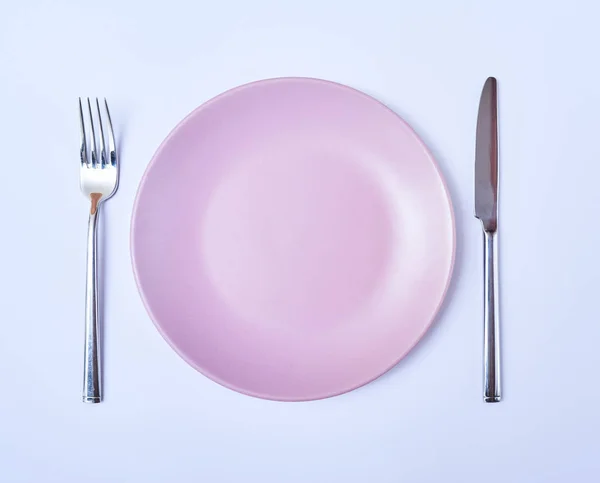 Bovenaanzicht Van Lege Ronde Plaat Met Mes Vork Restaurant Tafel — Stockfoto