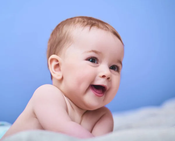 Portret Van Schattige Kruipende Baby Blauwe Achtergrond — Stockfoto