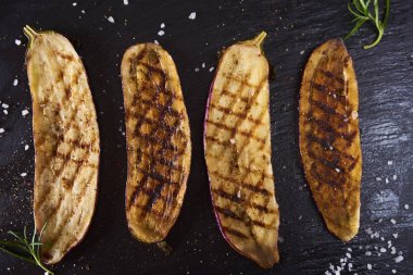 Siyah arduvaz plaka üzerinde sırlı patlıcan ızgara. Üstten Görünüm